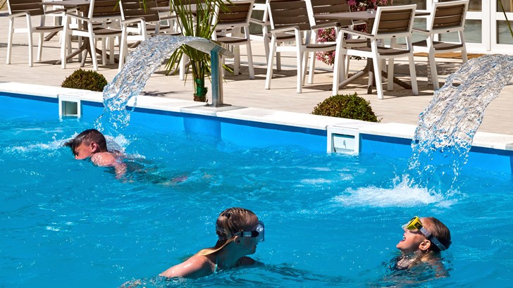 bazen kraj Beach bar-a